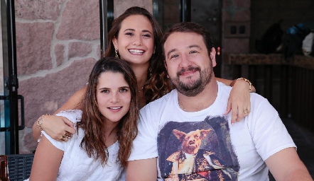  Sofía con Jessica Martín Alba y Andrés Díaz.