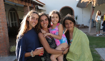  Las hermanas, Inés, María Carmina y Manuela.