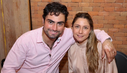  Jorge Leos y Patricia Córdova .