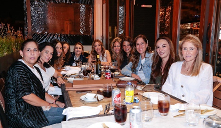  Anna Astrid celebró con sus mejores amigas su cumpleaños.