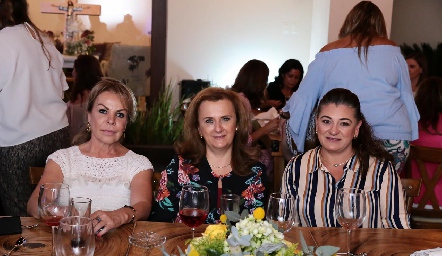  Mónica González, María Elena y Lupita Rivera.