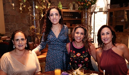  Ale Zepeda con sus tías, Alejandra Treviño, Erika Rodríguez y Verónica Zepeda.