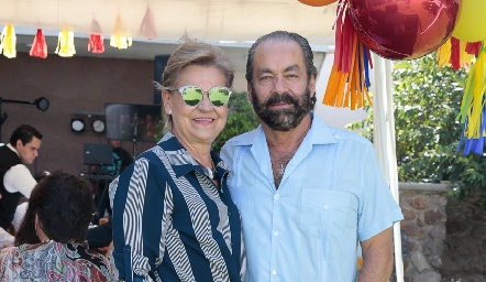  Óscar Torres Corzo con su esposa, Mónica Labastida.