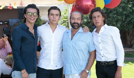  Óscar Torres Corzo con sus nietos, Jaime, Óscar y Juan Pablo Ruiz Torres.