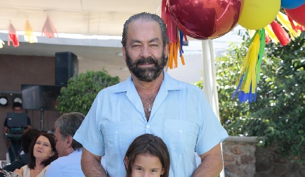  Óscar con su nieta, Alexia Zapata Torres.