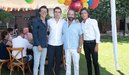   Óscar Torres Corzo con sus nietos, Jaime, Óscar y Juan Pablo Ruiz Torres.
