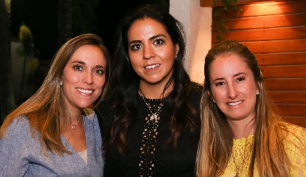  Daniela Llano,  María Fernanda Castillo y María José Andrés.