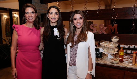  Sofía con su mamá, Lourdes Vázquez de Álvarez y su hermana, Isa Álvarez.