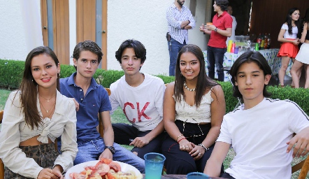  Ana Pau con sus amigos.