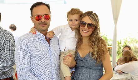  Eduardo Ramos, Tomás y Priscila González .