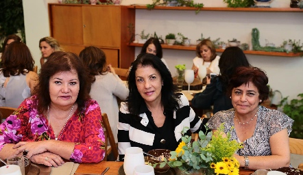 Mercedes Ramírez, Tere Ramírez y Marilú Medellín.