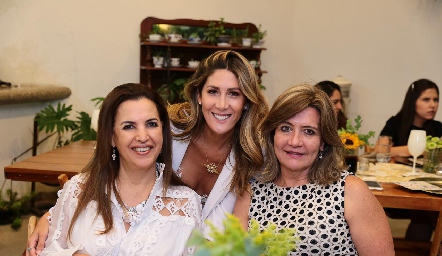 Martha, con Pilar Gutiérrez y María del Carmen de la Rosa.