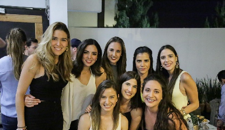  María Paula Hernández con sus amigas.