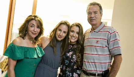  Nuria Lozano, María Paula , María José y José Luis Hernández.