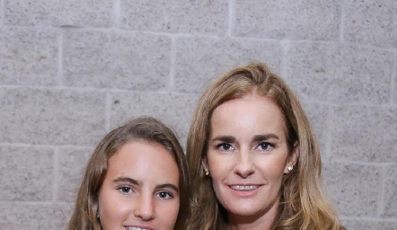  Camila de la Garza con su mamá Lorena Quiroz.