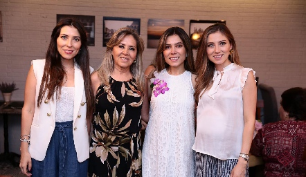  Elizabeth Báez con sus hijas, María José, Jimena y Elizabeth Treviño.