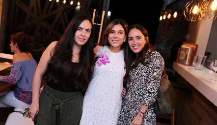  Jimena con sus amigas Andrea y Susana Villegas.