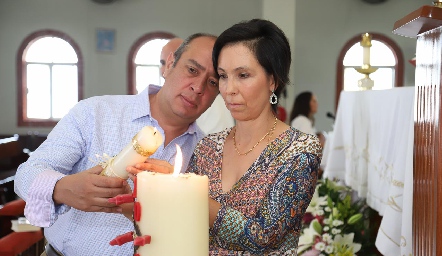  Los padrinos de Bautizo de Jero, Moris y Lucía Chevaile, compartiendo la Luz de Cristo.
