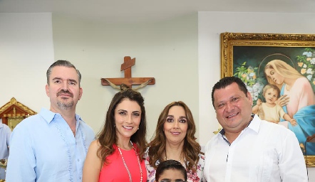  Jerónimo con sus papás y padrinos.