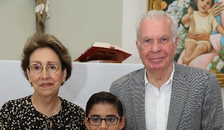  Jerónimo con sus abuelos.
