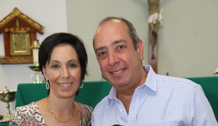  Jerónimo con sus padrinos de Bautizo Lucía Álvarez y Moris Chevaile.
