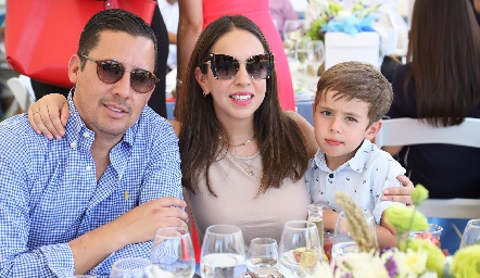  Enrique Guevara, Gaby Camacho y Alonso.