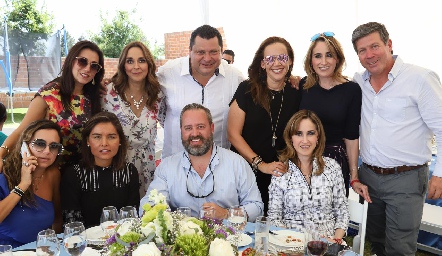  Nuria Ejarque y Luis Fernando Torrescano con sus amigos.