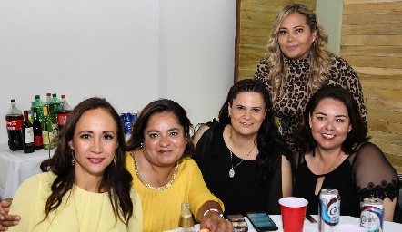  Ana Lucía Castillo, Rocío Silva, Mercedes Quintanar, Karina Mora y Rosalía Benavente .