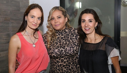  Elvia Muñoz, Karina Mora y Vanessa Galarza.
