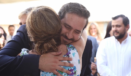  Rosaura López con su yerno Ro Valle.