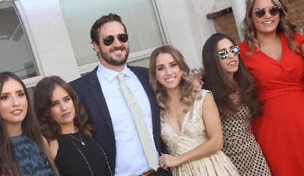 Los novios con sus amigas.