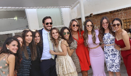  Los novios con sus amigas.