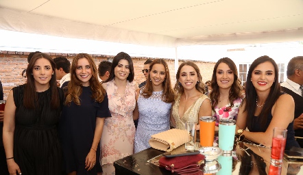 Ana Gaby con sus amigas.