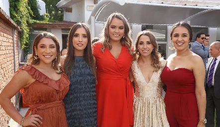Ana Gaby con sus amigas.