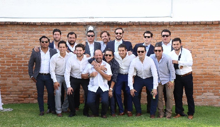 El novio con sus amigos.