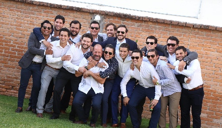  El novio con sus amigos.
