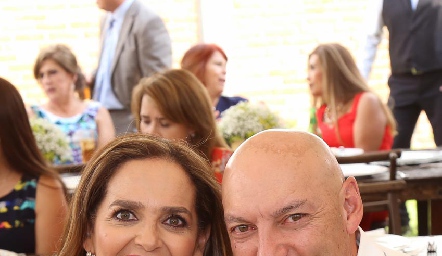 Gaby Villanueva y Carlos González.