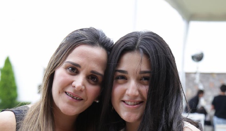  Sofía Gutiérrez con su mamá.