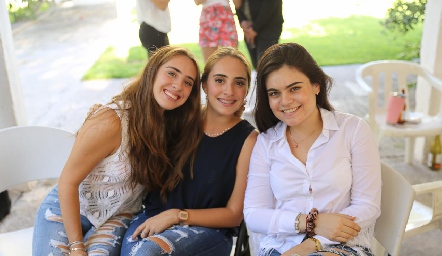  Ana Isabel Revuelta y María Paula Revuelta y Bertha Tamez.