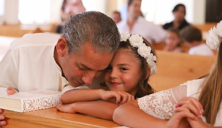  Ricardo Torres con su nieta Sofía.
