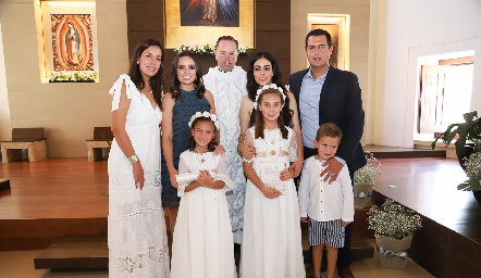  María Sofía y María José con sus papás, madrinas y el sacerdote.