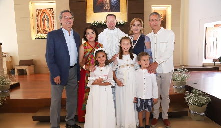  Sofía y María José con sus abuelos.