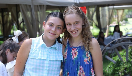  Daniela y Sofía.