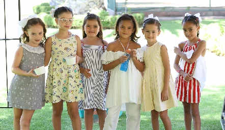  Sofía con sus mejores amigas.