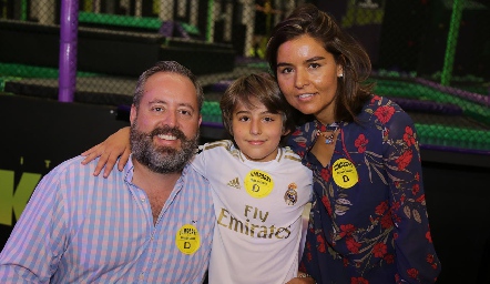  Diego con sus papás Daniel Carreras y Lorena Torres.