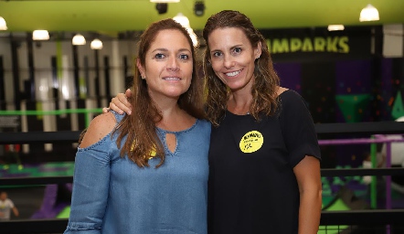  Claudia Altamirano y Alejandra Allende, mamás de las cumpleañeras.
