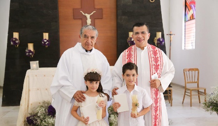  Padre Carlos Medina, Padre Rubén Pérez, Gabi y Mau Sarquis.
