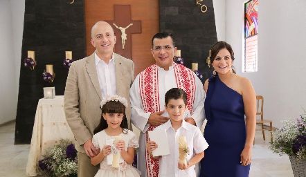  Mauricio y Gabi con sus papás y el padre Rubén Pérez.