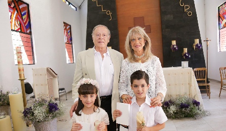  Con sus abuelitos paternos Antonio Sarquis y Chayo Ortuño.