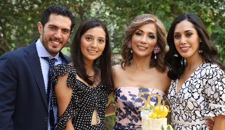  Silvia con sus hijos Mario, Sofía y Dani Monzón.